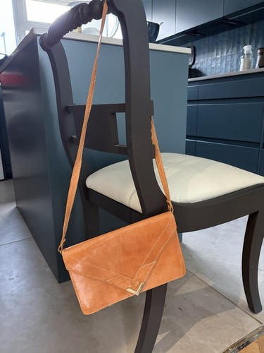 Vintage leather shoulder bag.